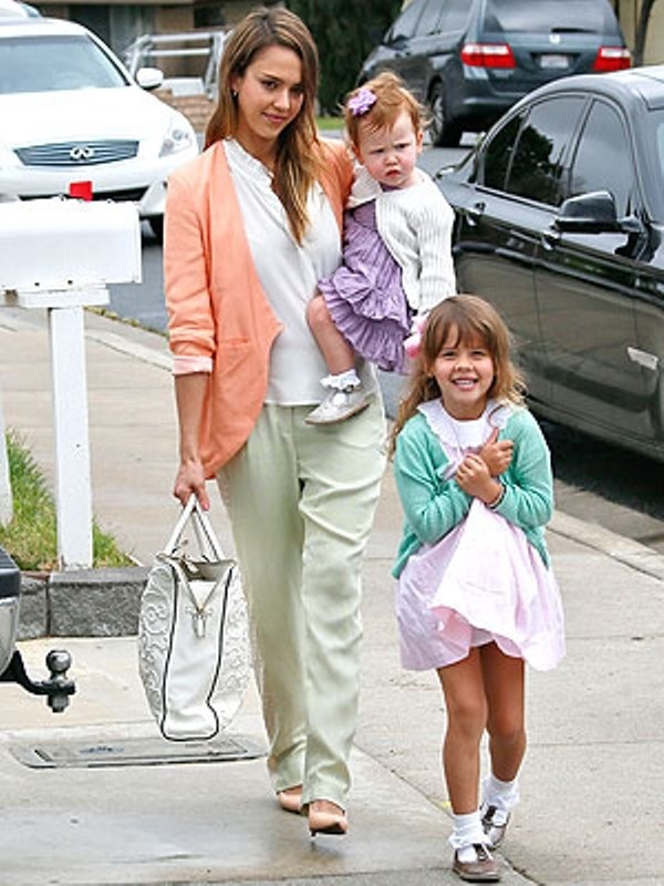 Μανικιούρ από την κορούλα της!