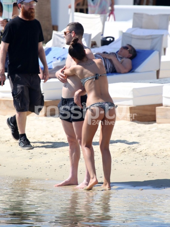 Non stop sexy στιγμιότυπα από την «καυτή» σύντροφο πασίγνωστου ποδοσφαιριστή στην Μύκονο. 