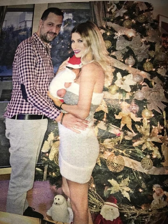 Ερωτευμένο ζευγάρι της ελληνικής showbiz βαφτίζει το γιο του τον ερχόμενο Ιούνιο