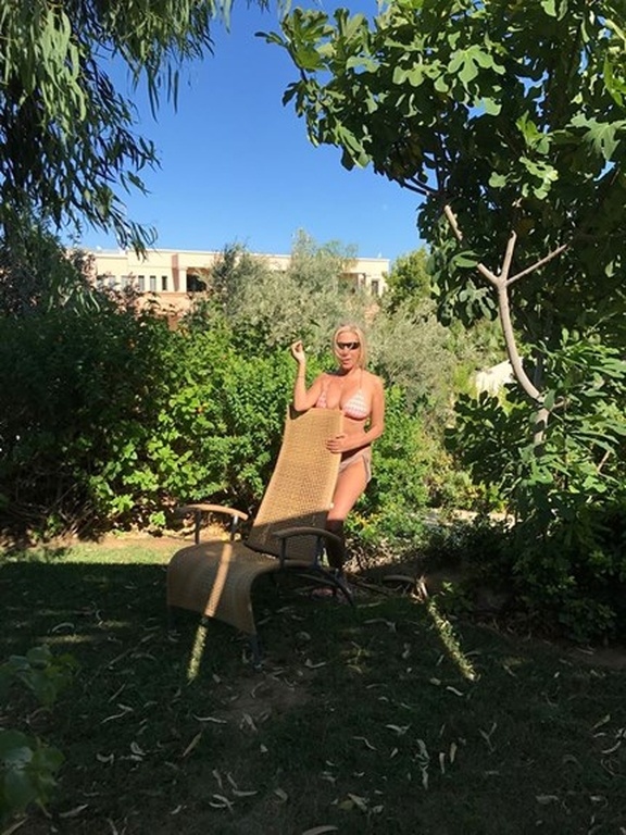 Έφη Σαρρη: Οι σέξι πόζες της με μπικίνι και χωρίς φίλτρα στα 58 της χρόνια