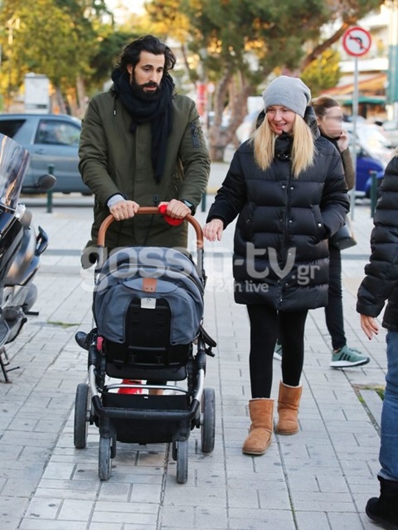 Σπάνια εμφάνιση: Γνωστό ζευγάρι της ελληνικής σόουμπιζ για βόλτα στη Γλυφάδα με την κορούλα του!