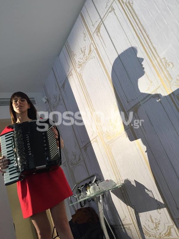 Μιρέλα Πάχου: Η τραγουδοποιός με το ακορντεόν παίζει στο «Ριπλέι»