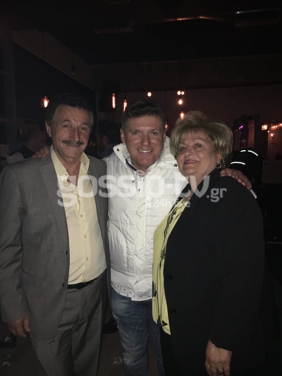 Γονείς γνωστού τραγουδιστή τού έκαναν έκπληξη και πήγαν να τον απολαύσουν να τραγουδάει