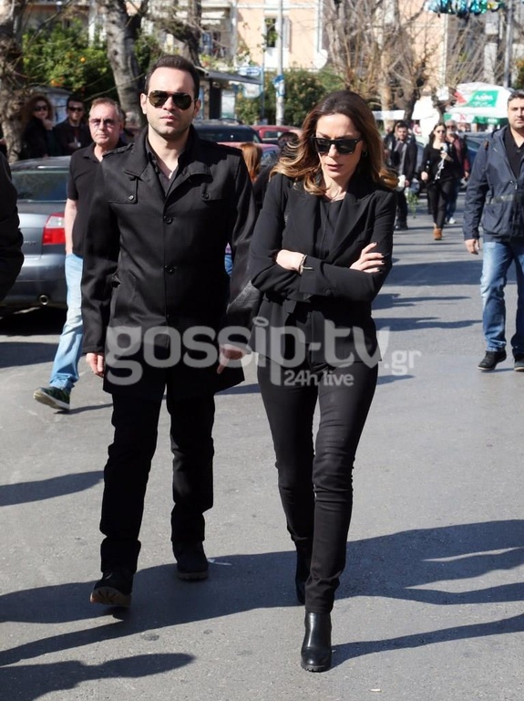 Ραγίζουν καρδιές στο τελευταίο αντίο για το Παντελίδη (Δείτε live όσα συμβαίνουν στην εκκλησία)