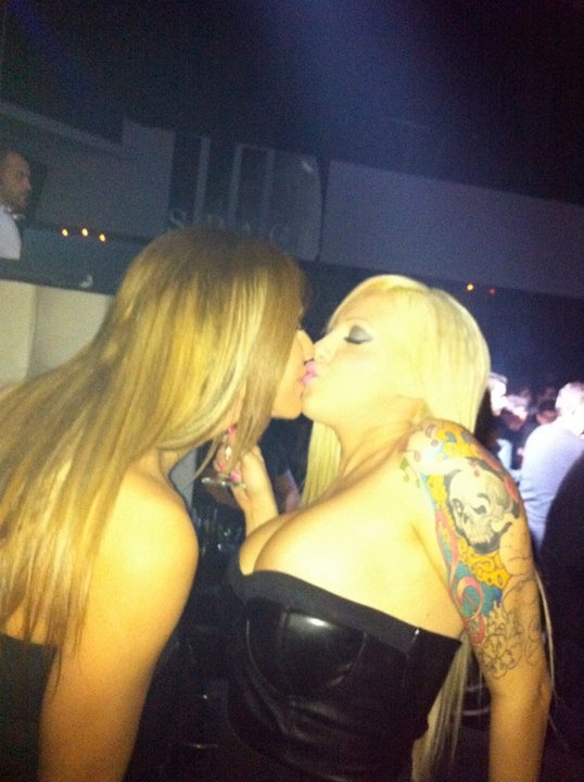 Video: Το λεσβιακό φιλί της Ελίνας του Big Brother