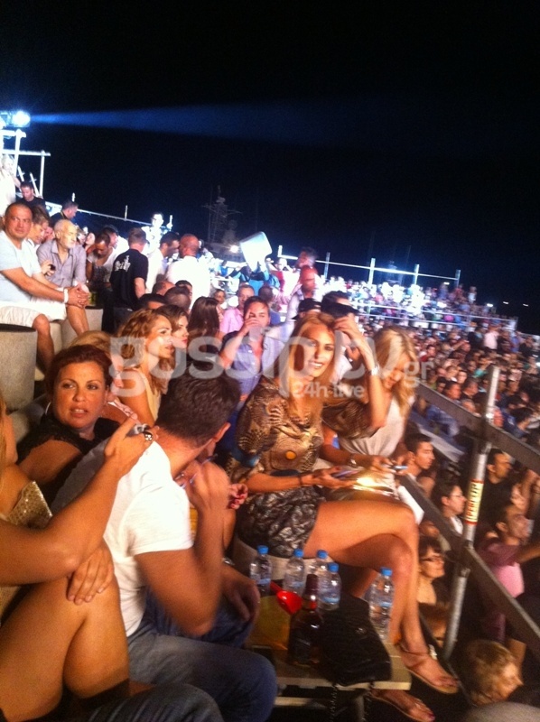 Το γλεντάνε οι επώνυμοι στη συναυλία του Βέρτη στη Ρόδο