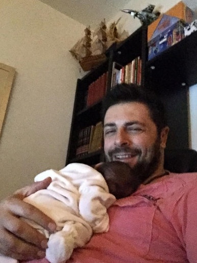 Δουλεύει αγκαλιά με τη νεογέννητη κόρη του