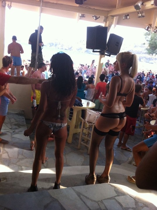 Συμβαίνει τώρα: Αλεξανδράκη-Λάσκαρη σε ξέφρενο πάρτι στη Μύκονο