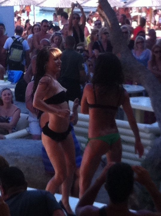 Συμβαίνει τώρα: Αλεξανδράκη-Λάσκαρη σε ξέφρενο πάρτι στη Μύκονο