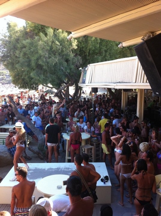 Συμβαίνει τώρα: Αλεξανδράκη-Λάσκαρη σε ξέφρενο πάρτι στη Μύκονο