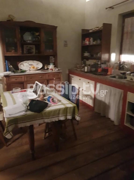 Πέτα τη φριτέζα: Δεν φαντάζεστε τι φωτογραφία βρήκαμε στον τοίχο της ταβέρνας του Γιάννη Μπέζου