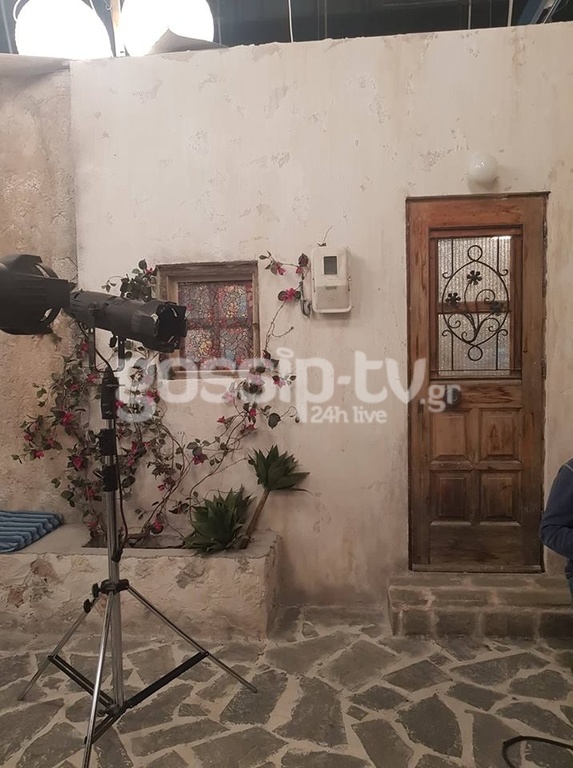 Πέτα τη φριτέζα: Δεν φαντάζεστε τι φωτογραφία βρήκαμε στον τοίχο της ταβέρνας του Γιάννη Μπέζου