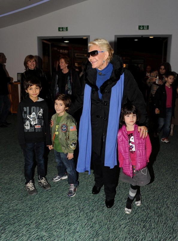 Μαρινέλλα: Βόλτα με τα εγγόνια της 