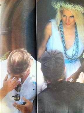 Ελένη Μενεγάκη: Με λευκό φόρεμα, στεφάνι στα μαλλιά και τον Ματέο σε εκκλησία. Και ο παππάς; (φωτό)