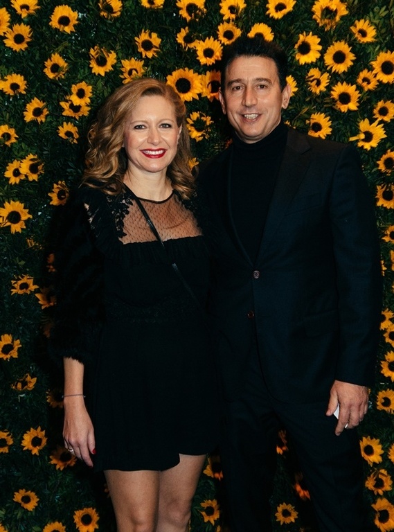 ILiOS: Η πιο κοσμοπολίτικη στοά της Αθήνας γέμισε ηλιοτρόπια  