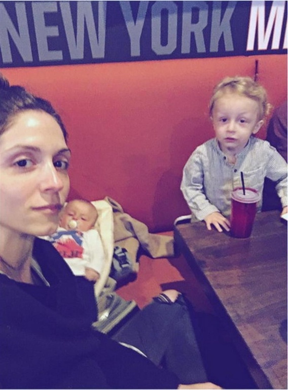 Σοφία Καρβέλα: H βόλτα με τους γιους της