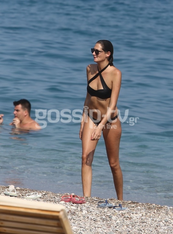 Έβαλε «φωτιές» στη Ρόδο με τη σέξι της εμφάνιση στην παραλία