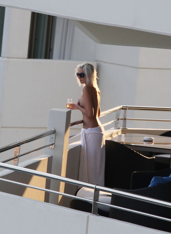 Με την Τζούλια (topless) στο μπαλκόνι!