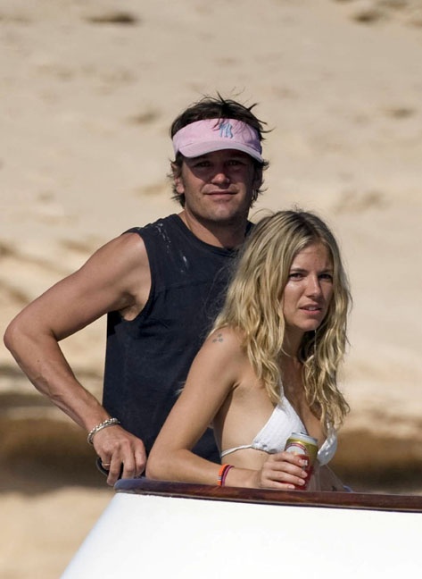 Λίγη μπύρα, λίγη θάλασσα και το νέο αγόρι της Sienna Miller 