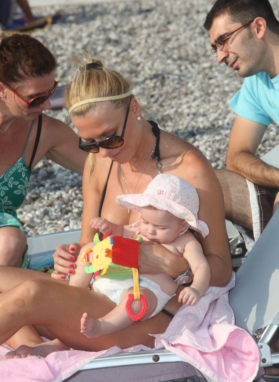 Καρέ καρέ οι πρώτες οικογενειακές διακοπές της Έλσας Τόλη!