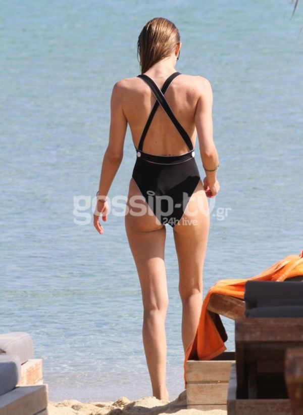 Βίκυ Καγιά: Έβγαλε τη βέρα και «ξεσάλωσε» στη Μύκονο!