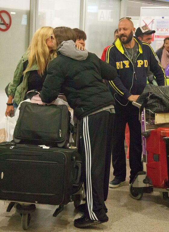 Ζέτα Μακρυπούλια: Η τυχαία συνάντηση στο αεροδρόμιο και τα φιλιά (φωτό)