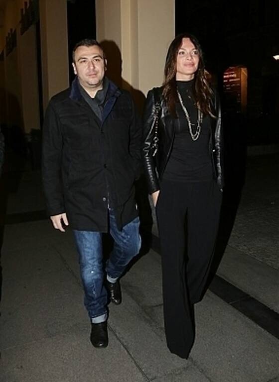 Υβόννη Μπόσνιακ Τοtal black εμφάνιση για το όμορφο μοντέλο.

Φαρδύ μαύρο παντελόνι που είναι hot και μαύρο ζιβάγκο, συνδυασμένο με δερμάτινο jacket. Σωστή επιλογή για τις κρύες βραδιές