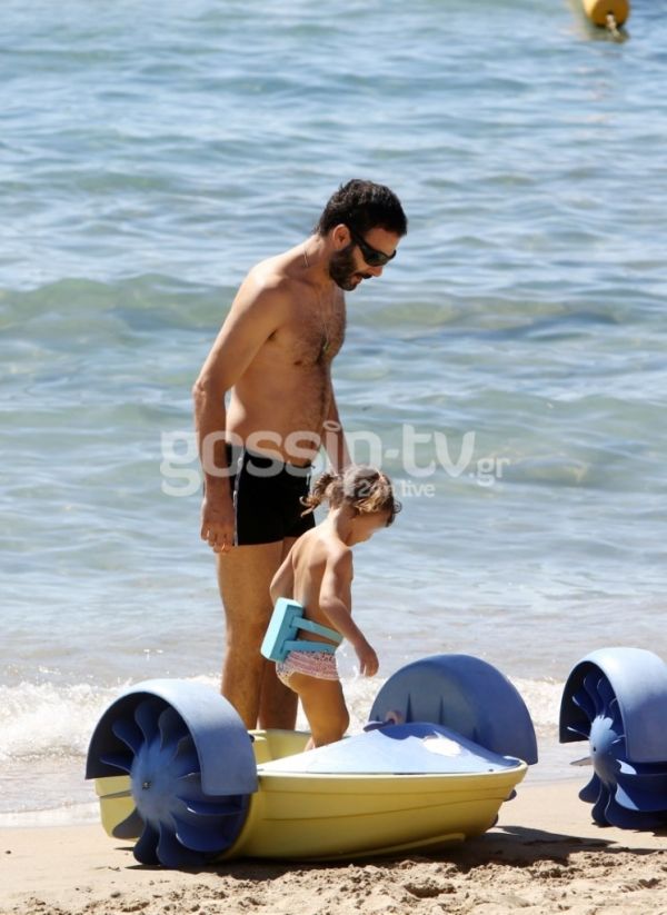 Θανάσης Ευθυμιάδης: Παιχνίδια με τις κόρες του στην θάλασσα