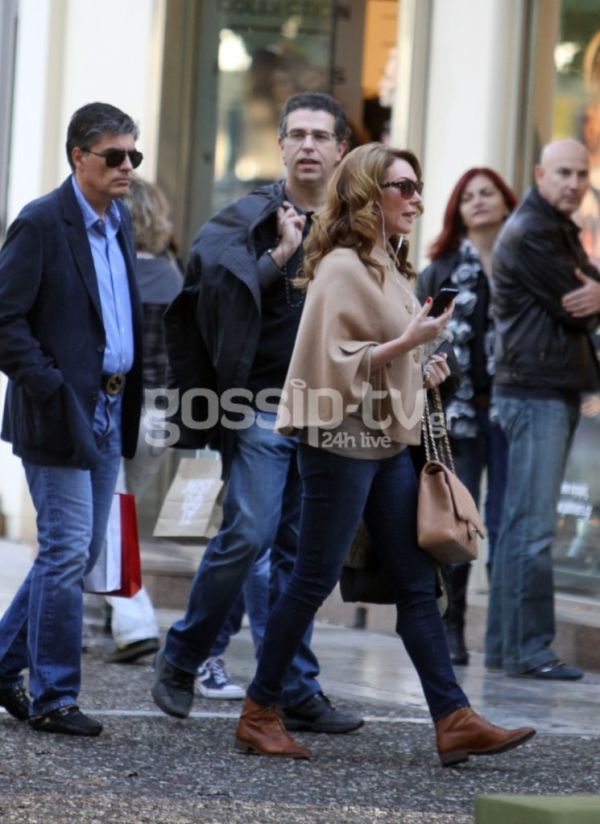 Τατιάνα Στεφανίδου-Νίκος Ευαγγελάτος: Χριστουγεννιάτικες αγορές με τα παιδιά τους