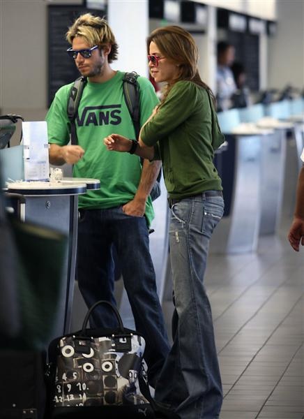 Τρυφερές στιγμές στο αεροδρόμιο του L.A. για Πάρη και Nikki