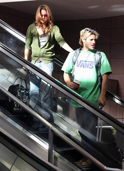 Τρυφερές στιγμές στο αεροδρόμιο του L.A. για Πάρη και Nikki