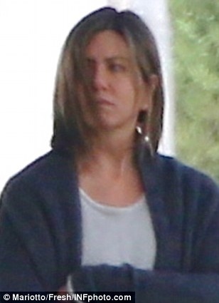 Δείτε την Aniston μελαχρινή, άβαφτη και… μουτρωμένη!