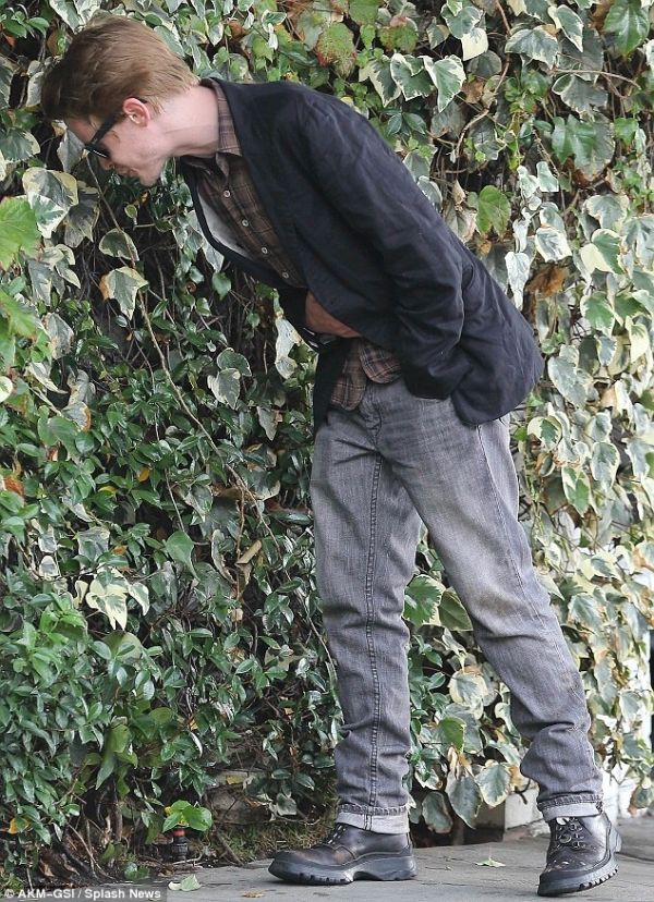 Νέες φωτογραφίες του Macaulay Culkin να περιφέρεται σε άθλια κατάσταση δημόσια! 