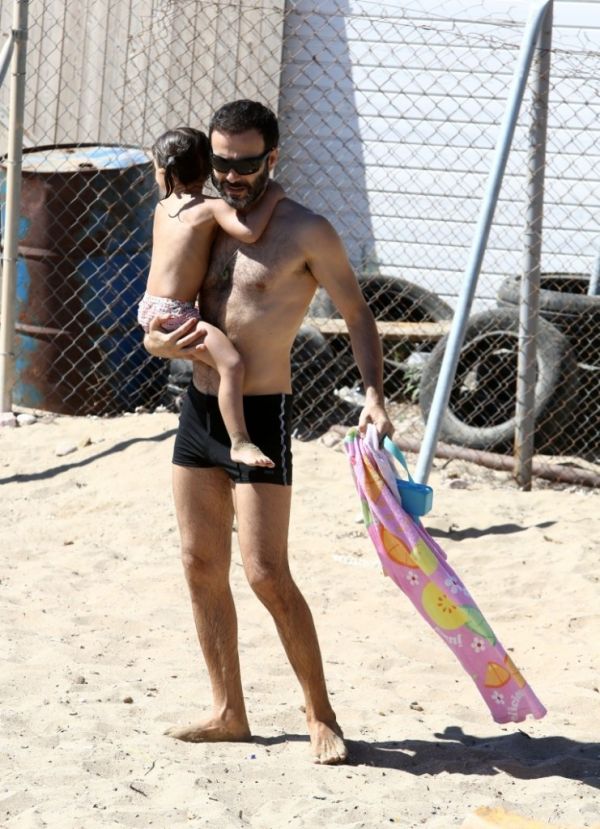 Θανάσης Ευθυμιάδης: Παιχνίδια με τις κόρες του στην θάλασσα