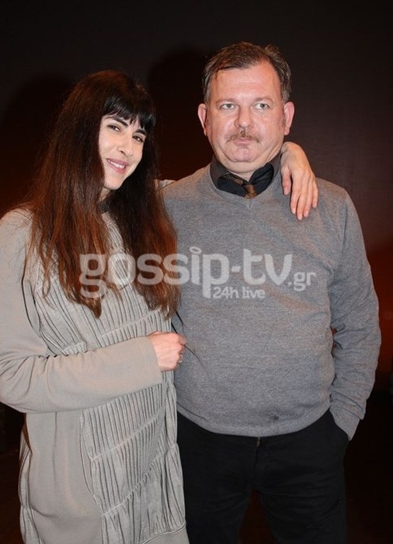 Με ποτό και χαμόγελα έκοψαν την πίτα τους οι συντελεστές της παράστασης «Σπασμένο Γυαλί»