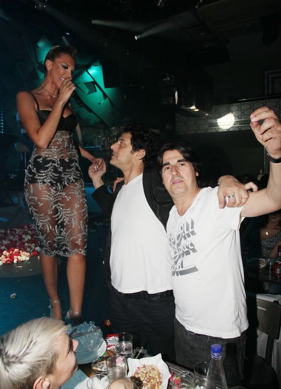 Τα μπουζούκια βλάπτουν σοβαρά… τη μοναξιά!