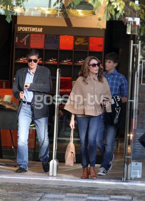 Τατιάνα Στεφανίδου-Νίκος Ευαγγελάτος: Χριστουγεννιάτικες αγορές με τα παιδιά τους