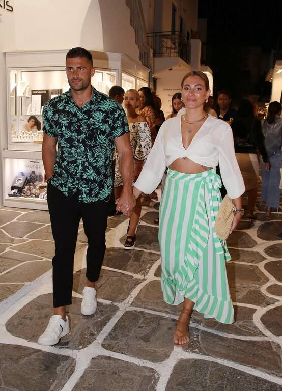 Ευρυδίκη Βαλαβάνη Μαζί με την Σίσσυ πρέπει να ντύθηκε η Ευρυδίκη Βαλαβάνη και ήδη ψάχνουμε στο διαδίκτυο να βρούμε αυτήν τη φούστα που μας ξετρέλανε. Και έκλεψε και τις εντυπώσεις. 