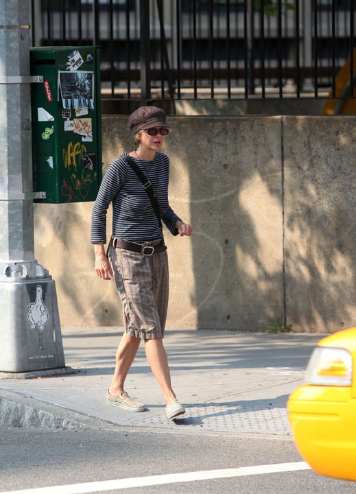 Ποια star κυκλοφορεί με τα παπούτσια του...παππού της;