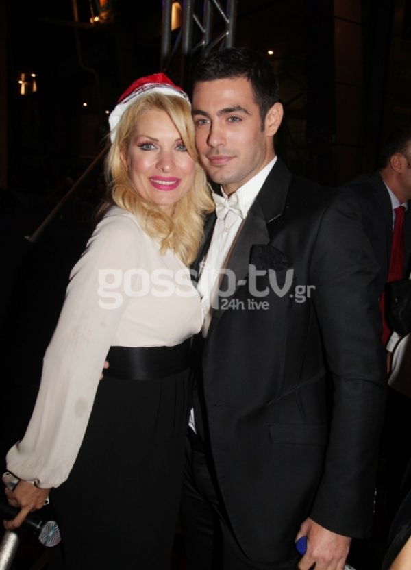 Η Ελένη Μενεγάκη ως Αγιοβασιλίτσα άναψε τα φώτα στο Χριστουγεννιάτικο δέντρο εμπορικού κέντρου