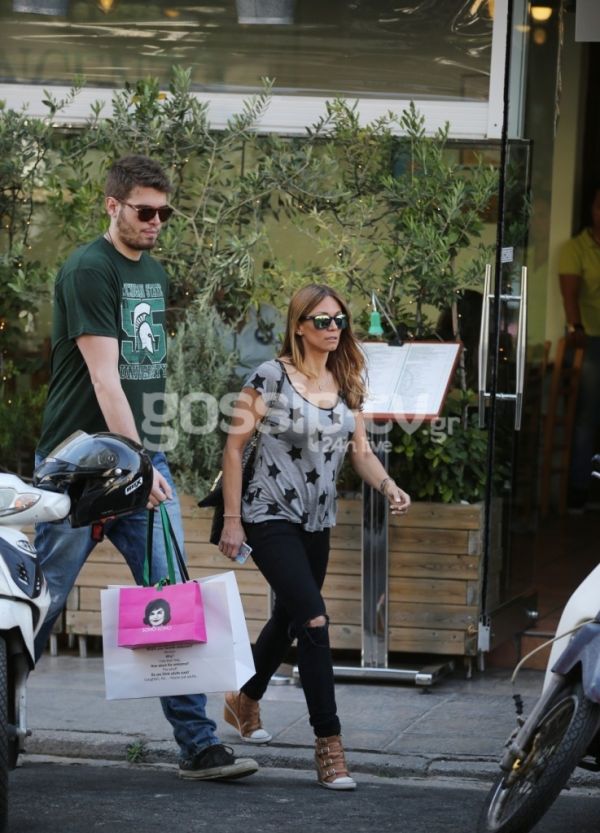 Η Κοκκίνου στην Γλυφάδα και το τζιν που δεν λέει να βγάλει από πάνω της!