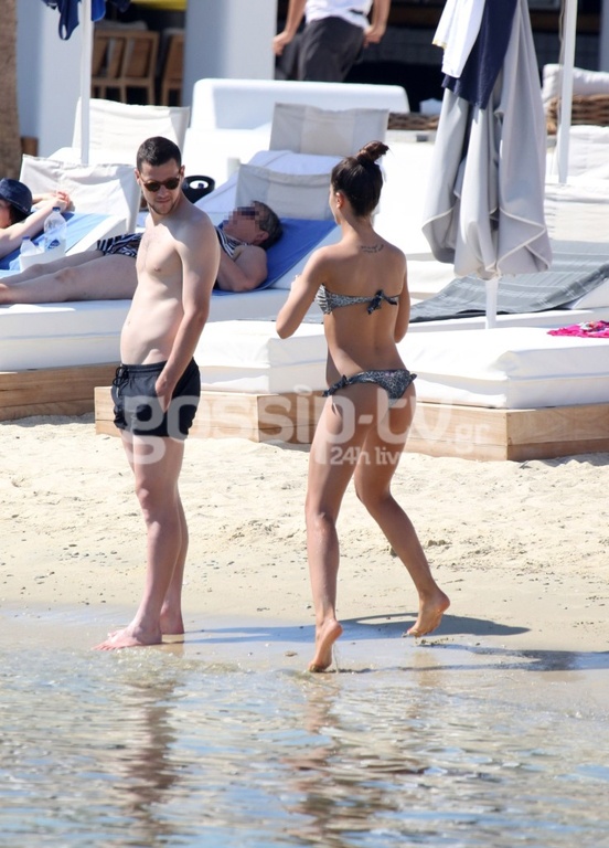 Non stop sexy στιγμιότυπα από την «καυτή» σύντροφο πασίγνωστου ποδοσφαιριστή στην Μύκονο. 