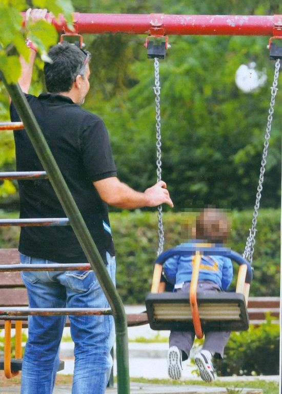 Πατέρας και γιος στην παιδική χαρά! (φωτό)