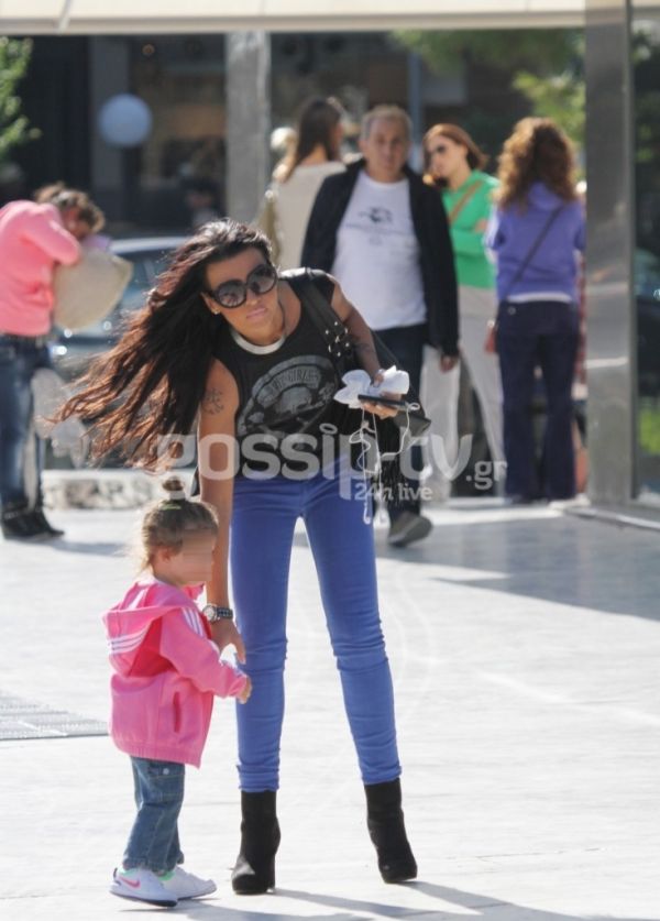 Νίνα Λοτσάρη: Βόλτα στην Γλυφάδα με τις κόρες της