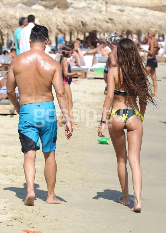 Ξεσήκωσε τη Μύκονο με τη σέξι εμφάνισή της η συνοδός του…