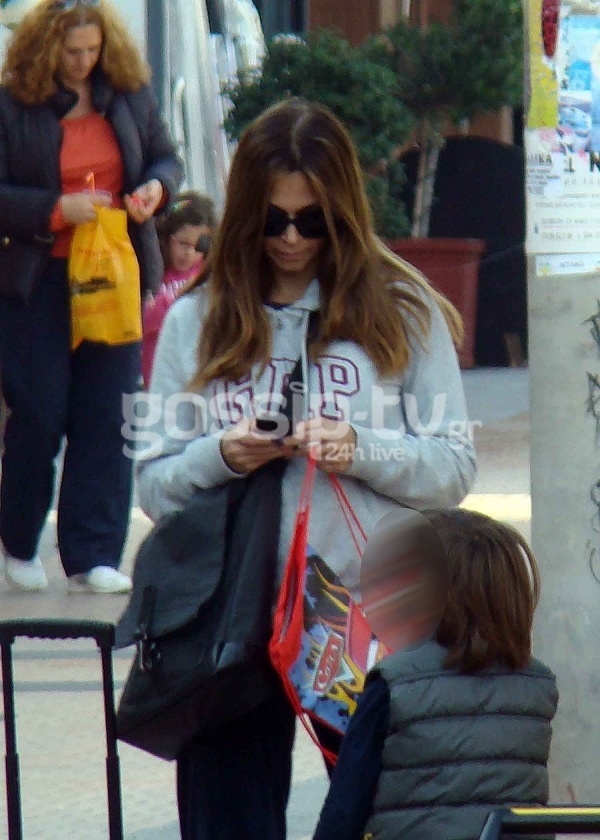 Έλλη Κοκκίνου: Βόλτα με τον μικρό Αλέξανδρο! (φωτό)