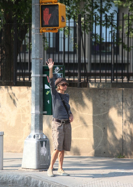 Ποια star κυκλοφορεί με τα παπούτσια του...παππού της;