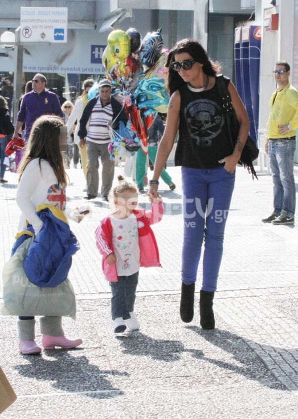 Νίνα Λοτσάρη: Βόλτα στην Γλυφάδα με τις κόρες της