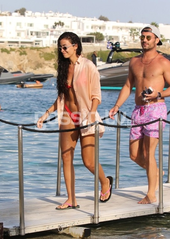 Συννεφιά, βροχές, κρύο… Η Ελένη δεν υπολογίζει τίποτα! Βάζει το κατακόκκινο μπικίνι της και... 