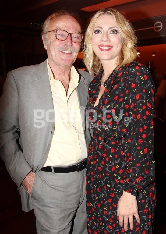 Σμαράγδα Καρύδη: Ένα φιλάκι από τον μπαμπά για να φύγει το άγχος της πρεμιέρας